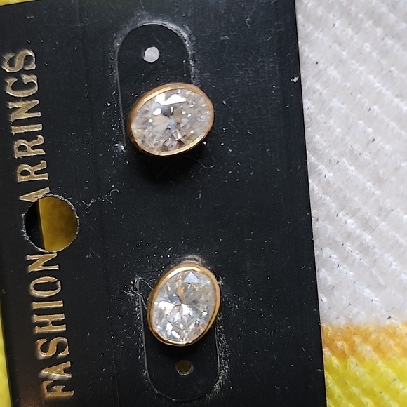 EUC - Vintage Gold toned Oval Studs Fashion Earrings for Pierced earrin… - Picture 6 of 7